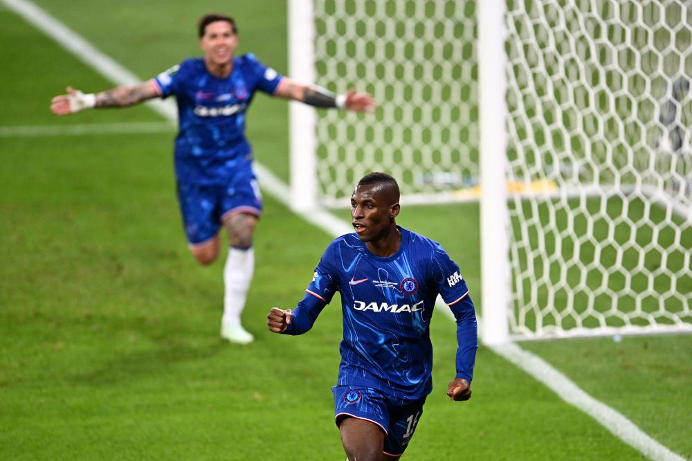 记者：兰克尔-泽经常在赛前要钱，首发迟迟不定也有他的原因